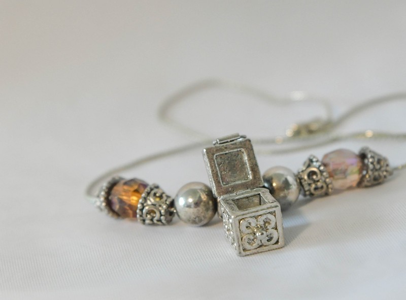 Unique vintage 90's silver tone necklace w/citrine colored beads & trinket box gallery