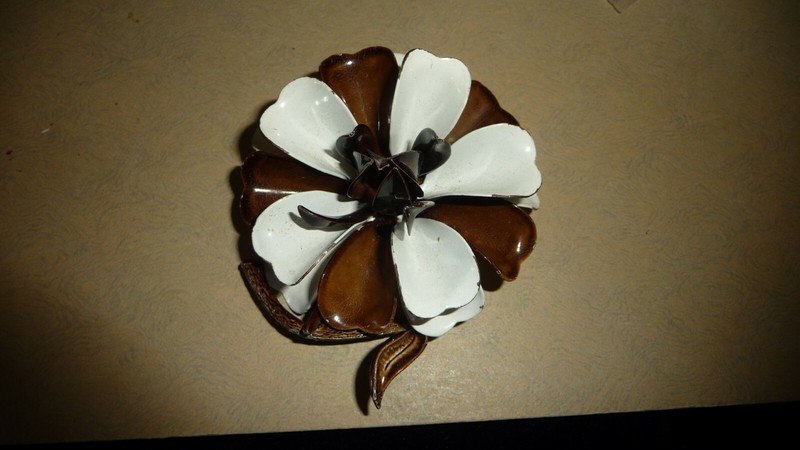 #1/22 vtg costume PIN WHITE & BROWN ENAMEL Curly Petals Flower 2 1/2″ R