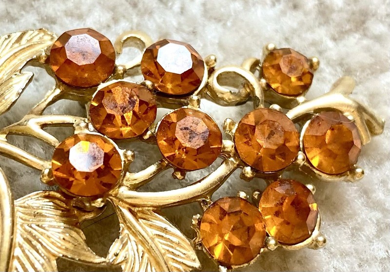 Vintage Amber Glass Round Faceted Prong Set Gold Tone Grapes Leaf Brooch gallery