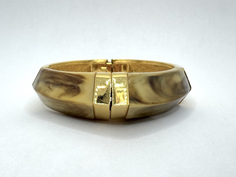 RARE Vtg TRIFARI Gold Tone Marbled Cream Brown Lucite Clamper Bangle Bracelet