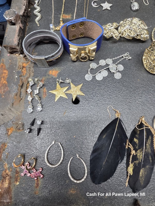 VINTAG 1970-1990 Retro Mcm JEWELRY 80 PC LOT NECKLACE BRACELET RINGS EARRINGS gallery