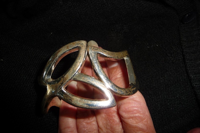 #727R BRACELET AS IS SILVER ? VERY PALE GOLD ?? HINGED BANGLE 1 1/2″ W