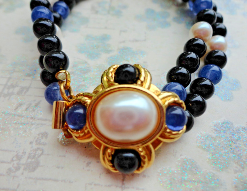 RARE ’80S SIGNED MONET MALTESE CROSS FAUX PEARL BLACK & BLUE BEAD BRACELET 7″