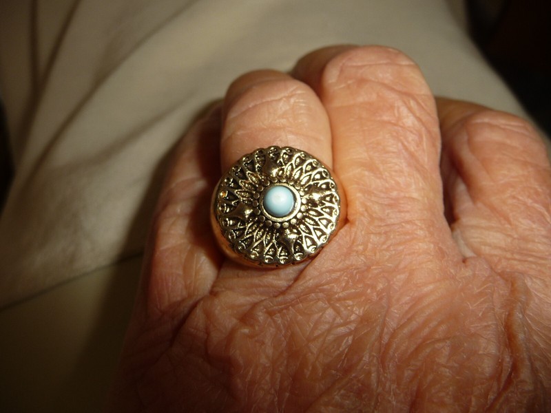 ROUND TEXTURED SILVER TONE W BLUE CENTER STONE Sz 7 1/2RING #23/14A gallery