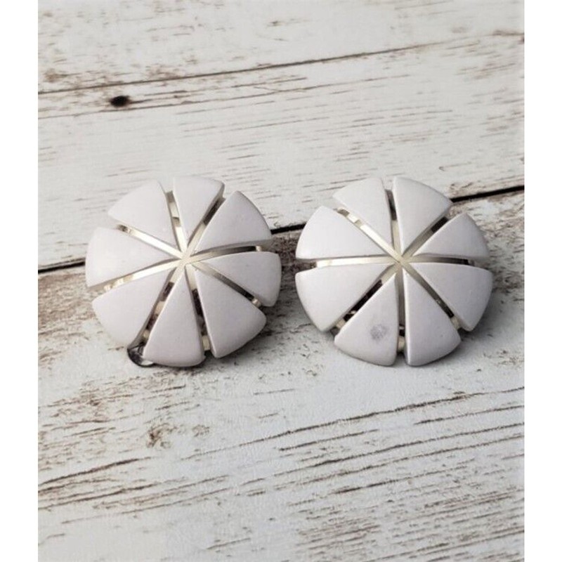 Vintage Clip On Earrings – Slightly Off White & Gold Tone Circle
