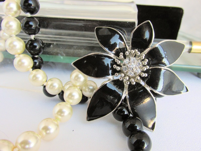 VTG Knotted Cream & Black Glass Pearls Black Enamel Flower Necklace 28″ 34″ “T”