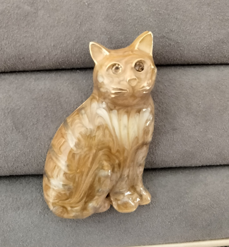 Vintage Enameled Cat Brooch (140 - 2223) gallery