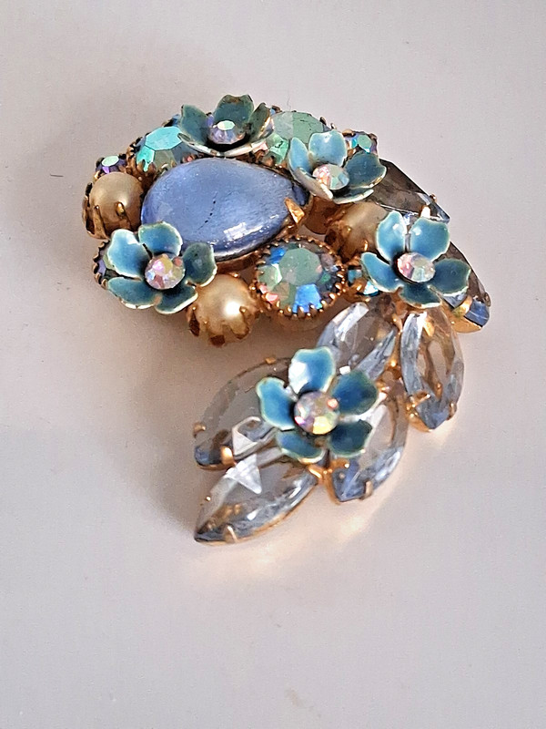 VINTAGE KRAMER NY 1940'S BLUE ENAMEL FLOWERS AB RHINESTONES GOLD TONE BROOCH 2" gallery
