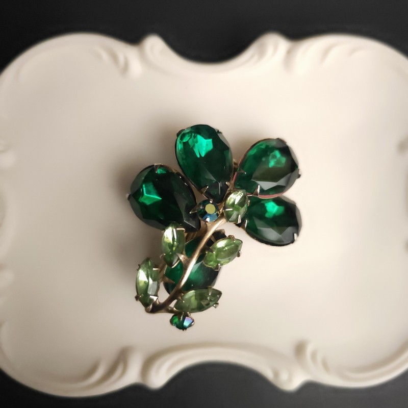 Vtg Emerald Green Rhinestone Brooch Prong Teardrop Marquis Round Leaf Vine 70s gallery