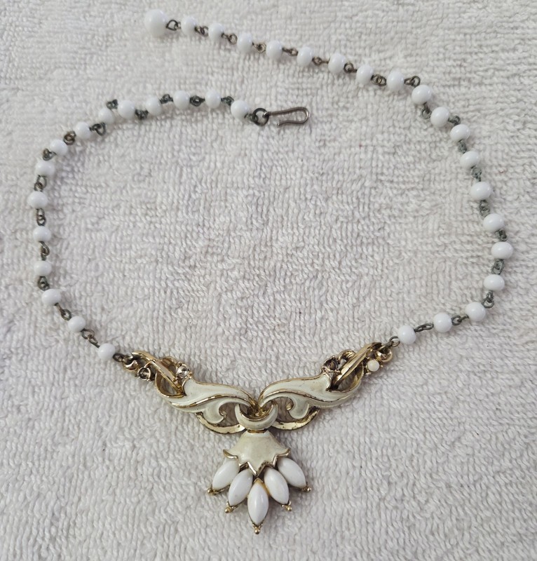 Vintage Coro Milk Glass & Ivory Enamel Choker 16″ Adjustable Goldtone Necklace