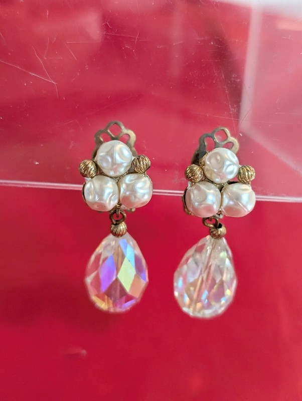 Vtg Lot of 2 Gold Tone White Faux Pearl Dangle Drop Clip On Earrings Bridal gallery