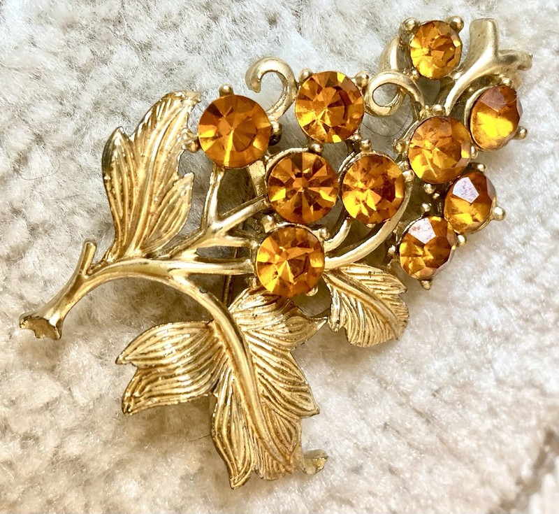 Vintage Amber Glass Round Faceted Prong Set Gold Tone Grapes Leaf Brooch gallery