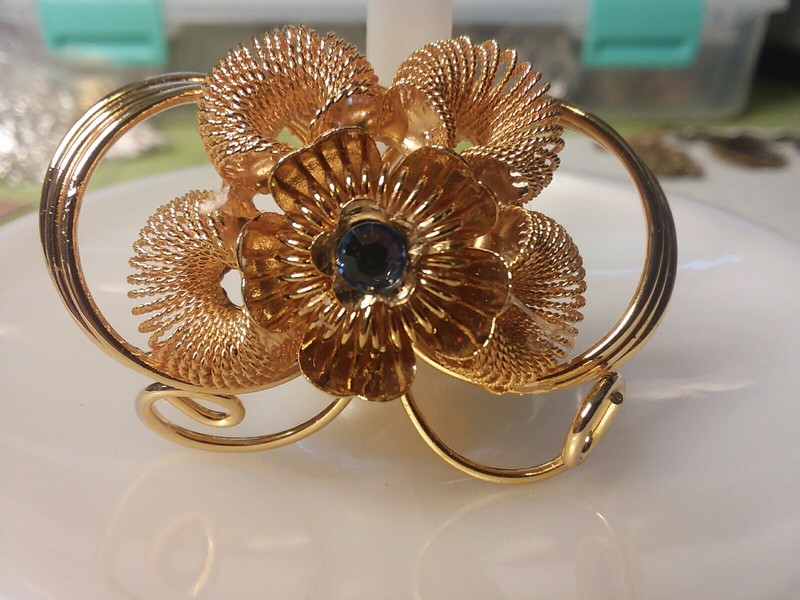 Vintage Jewelry: 2″ Gold Tone Brooch 08-01-2020