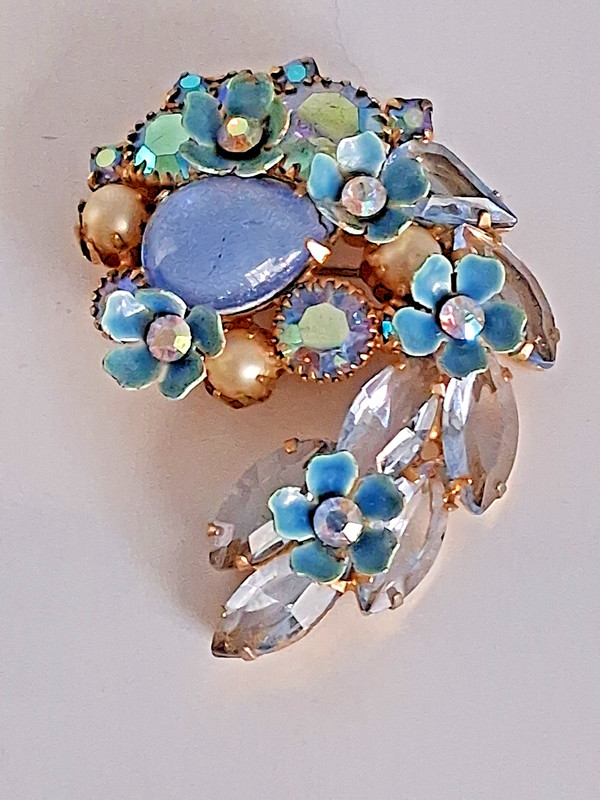 VINTAGE KRAMER NY 1940'S BLUE ENAMEL FLOWERS AB RHINESTONES GOLD TONE BROOCH 2" gallery
