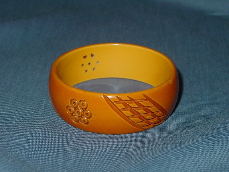 Vintage 7/8″ Butterscotch Bakelite Bracelet Carved