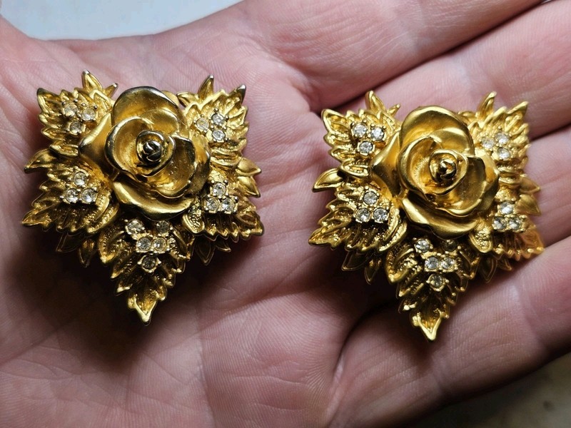 Elizabeth Taylor Avon Chunky Goldtone Floral Flower Rhinestone Clip On Earrings gallery