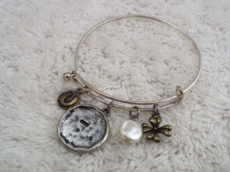 Silvertone Horseshoe Cloverleaf Lucky Charm Expandable Bangle Bracelet (G27)