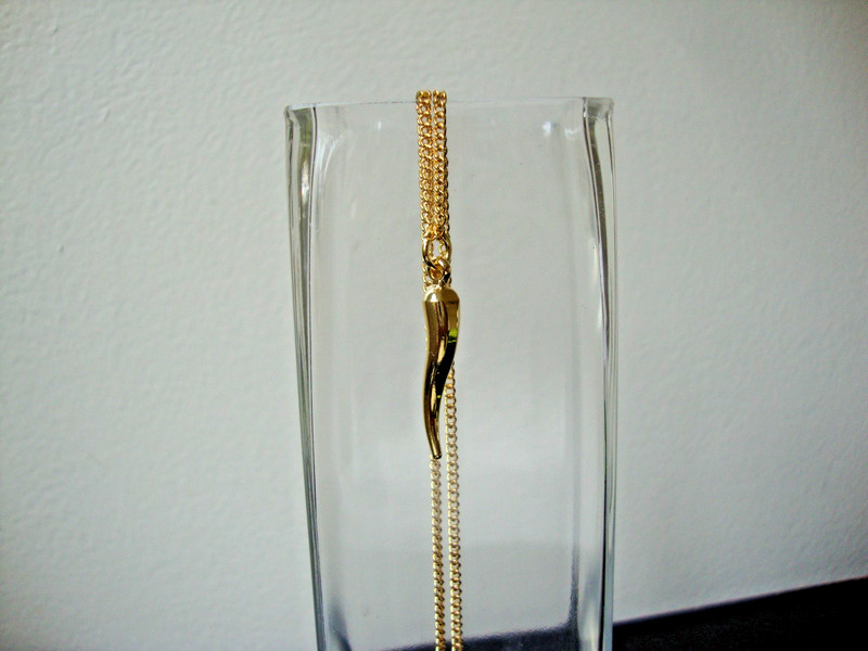 VTG 1970s HONG KONG ITALIAN HORN YELLOW GOLD PLATED PENDANT + 15″ CHAIN