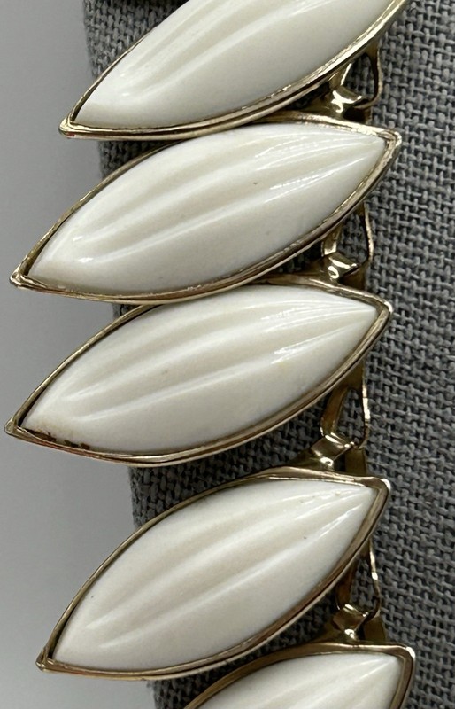 Vintage Barclay Thermoset Ribbed Leaves Necklace with Bracelet Set gallery