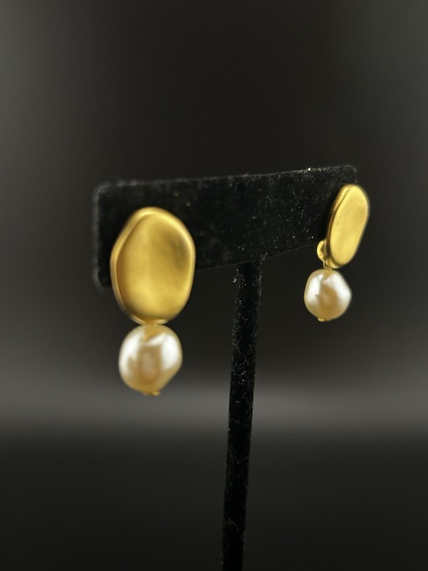Vintage Gold Tone Faux Pearl Dangle Drop Clip On Earrings gallery