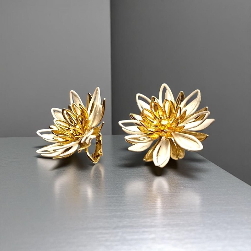 Sarah Coventry Flower Clip-On Earrings Gold Tone Water Lilly Signed (E140)