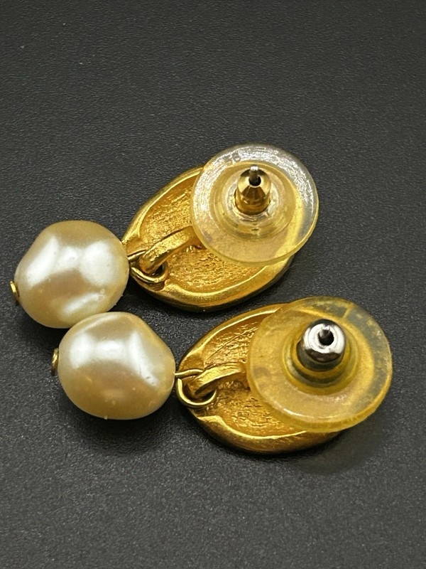 Vintage Gold Tone Faux Pearl Dangle Drop Clip On Earrings gallery