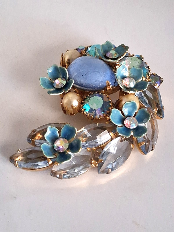 VINTAGE KRAMER NY 1940'S BLUE ENAMEL FLOWERS AB RHINESTONES GOLD TONE BROOCH 2" gallery