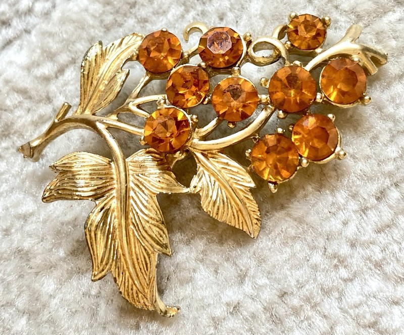 Vintage Amber Glass Round Faceted Prong Set Gold Tone Grapes Leaf Brooch gallery