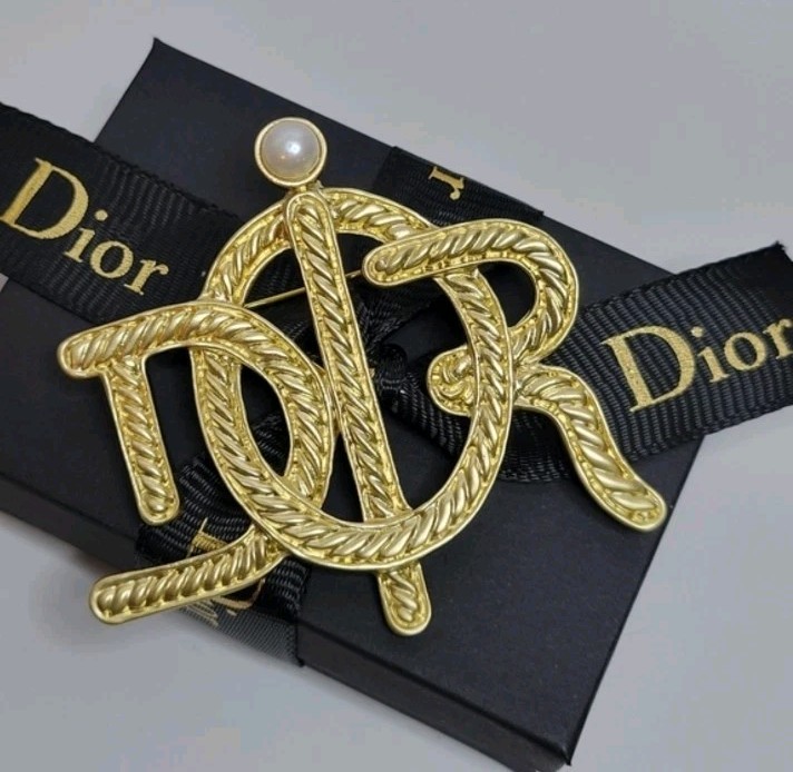 CHRISTIAN DIOR Rope Monogram Logo Pearl Gold Pin Brooch gallery