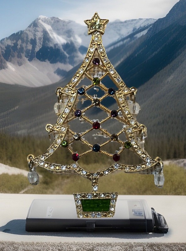 Avon 2005 2nd Annual Christmas Tree Gold Tone & Rhinestones Pin AA02