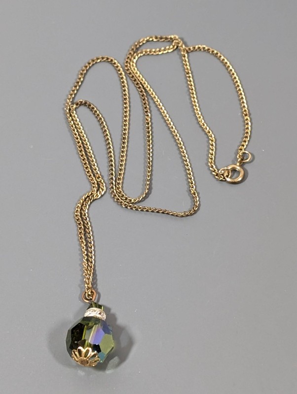 Vintage Green Faceted Round Rhinestone Pendant Gold Tone Chain Necklace 24″