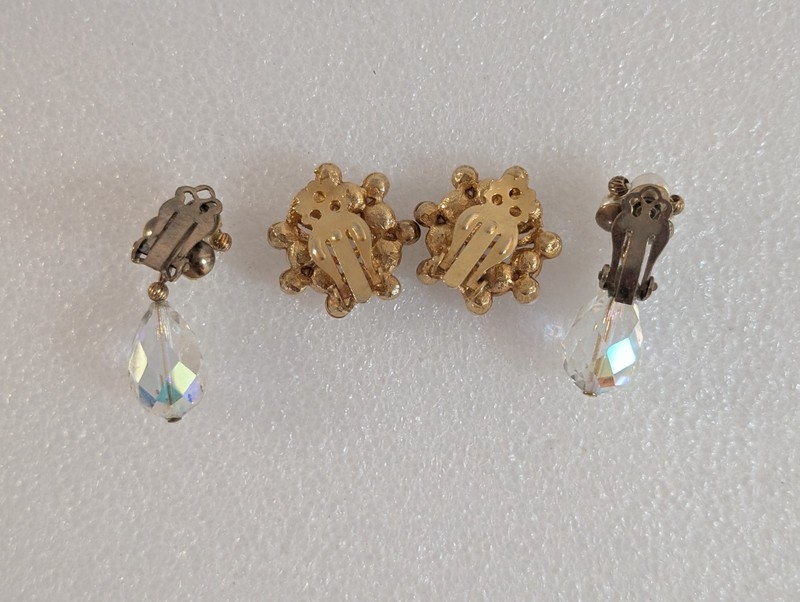 Vtg Lot of 2 Gold Tone White Faux Pearl Dangle Drop Clip On Earrings Bridal gallery