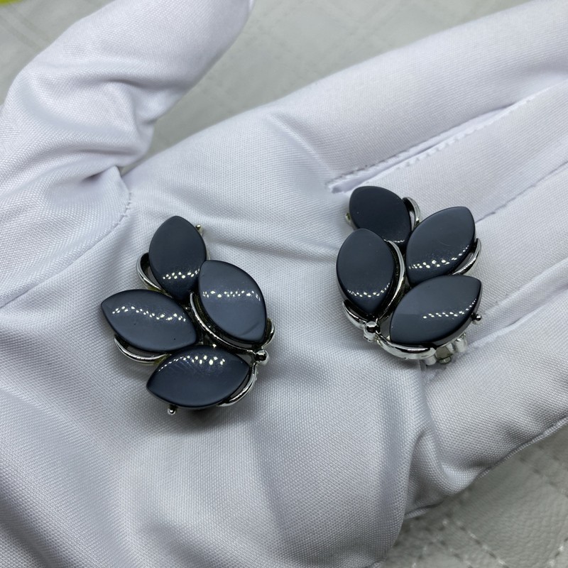 Vintage Lisner Thermoset Clip Earrings Moonglow Gray Climbers Leaves Mid Century