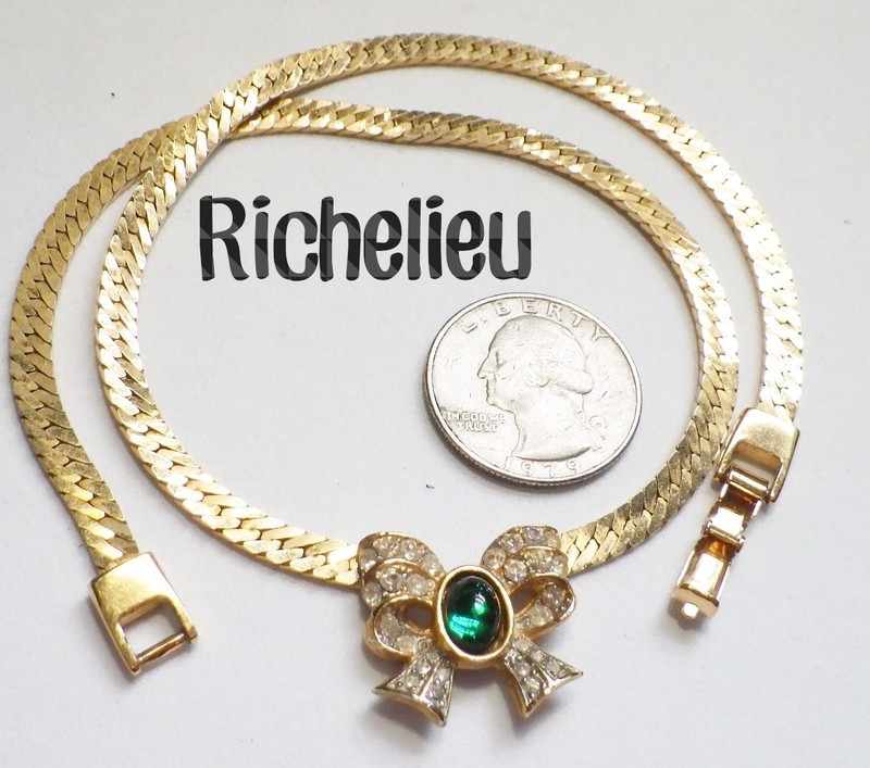 Vtg Signed RICHELIEU Crystal & Emerald Green Glass Cab Bow Pendant Necklace 16″