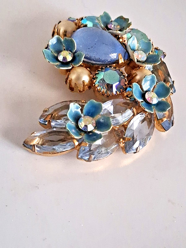 VINTAGE KRAMER NY 1940'S BLUE ENAMEL FLOWERS AB RHINESTONES GOLD TONE BROOCH 2" gallery