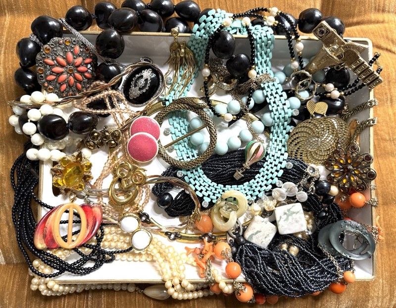 Hand Curated 33 Pc VINTAGE Mod Costume Jewelry Necklace Bracelet Lot V4