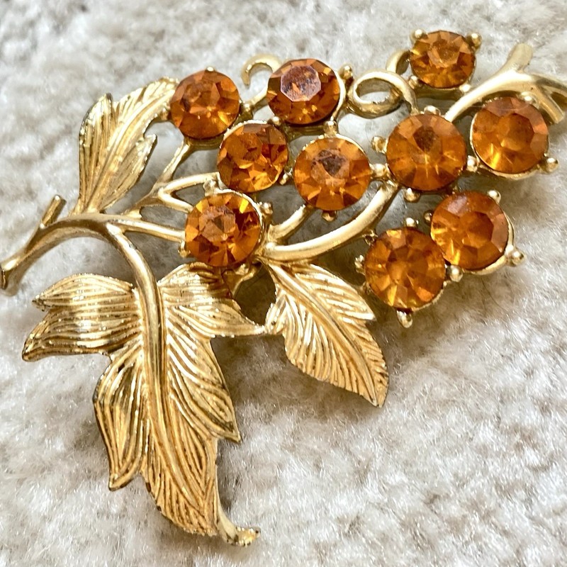 Vintage Amber Glass Round Faceted Prong Set Gold Tone Grapes Leaf Brooch gallery