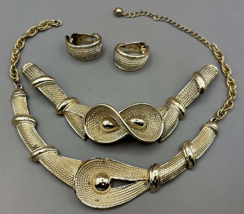 Vintage Necklace Bracelet Earrings Set Gold Tone Textured Well Made (read/see)