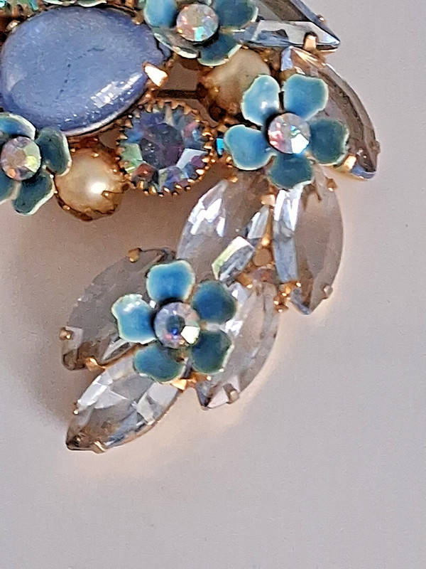 VINTAGE KRAMER NY 1940'S BLUE ENAMEL FLOWERS AB RHINESTONES GOLD TONE BROOCH 2" gallery