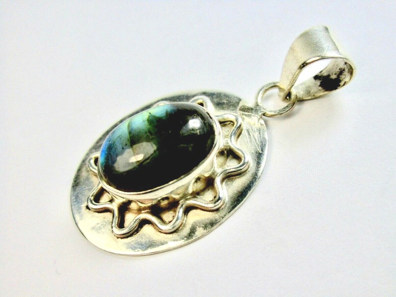 BEAUTIFUL 925 STERLING SILVER PENDANT, STUDDED WITH OVAL LABRADORITE gallery