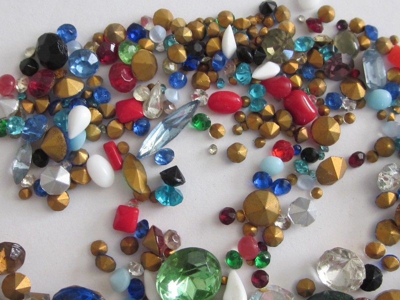 325 VINTAGE GLASS RHINESTONES & SOLID STONE LOT REPAIR JEWELRY LOOSE ASSORTMENT gallery