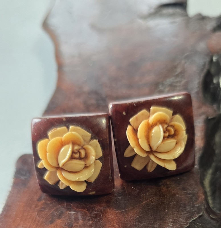 Vintage Floral Screw Back Earrings Brown Resin Cream Flower