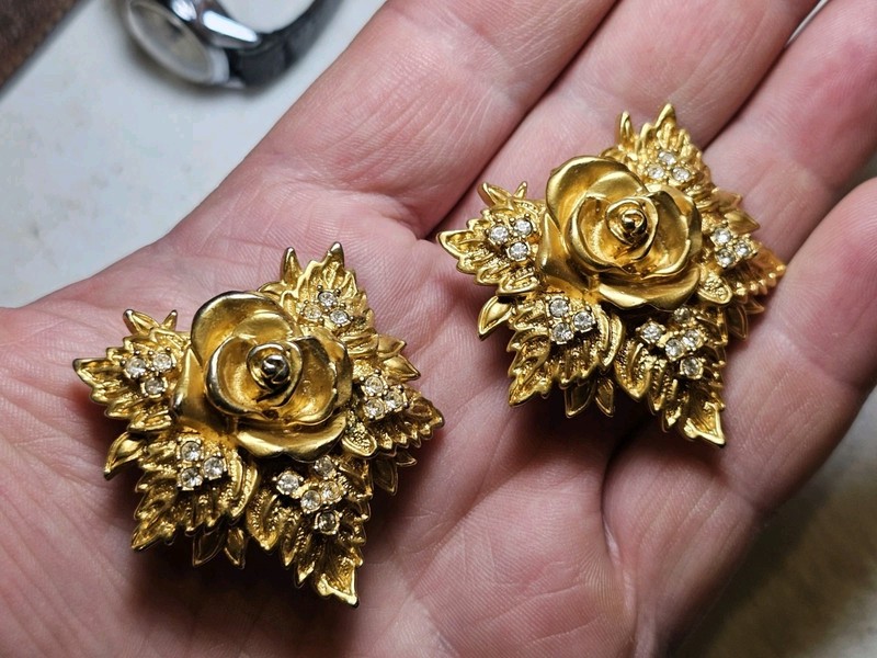 Elizabeth Taylor Avon Chunky Goldtone Floral Flower Rhinestone Clip On Earrings