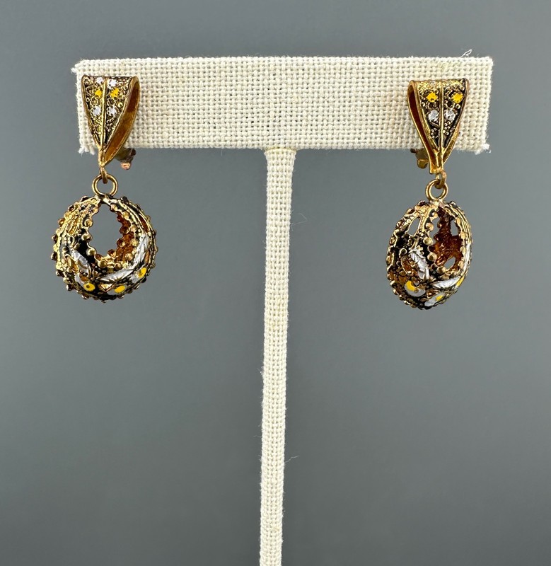 Vintage Damascene Earrings Black Yellow Gold Tone Enamel Dangle Clip On OLD gallery