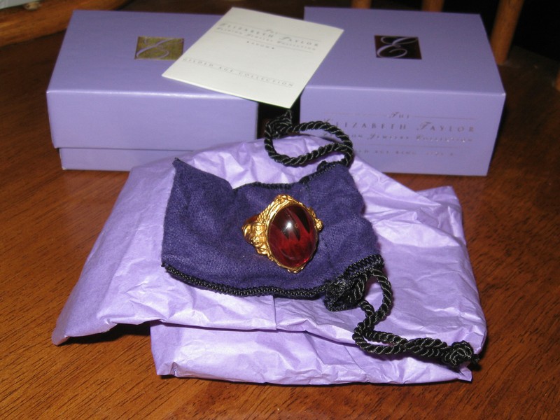 Avon Elizabeth Taylor Gilded Age CHERUB RING size 6 Orig Box NOS 1990’s VINTAGE