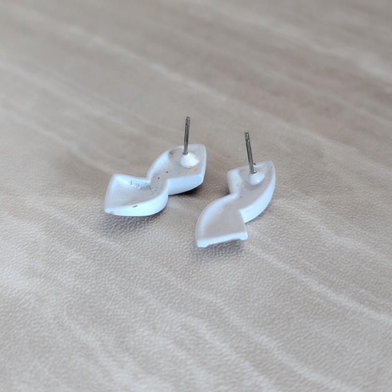 Vintage Stud Earrings White with Beige Enamel Retro 15/16" gallery