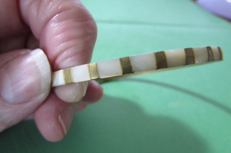 T -VINTAGE mother of pearl inlaid in solid metal bangle bracelet 2 3/4″ across