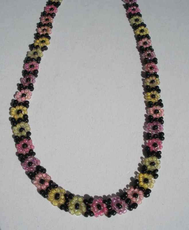 VINTAGE HIPPY FLOWER GLASS SEED BEADED CHOKER NECKLACE pink black yellow