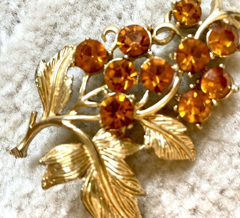 Vintage Amber Glass Round Faceted Prong Set Gold Tone Grapes Leaf Brooch gallery