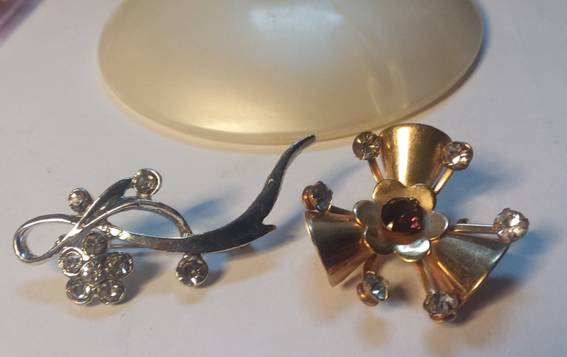 2 Small Brooches Silver Tone 2″ and Gold Tone 1″ 05-01-2025